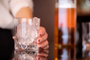 キャバ嬢はお酒が飲めない場合でもなれる？飲めない場合のテクニックも解説