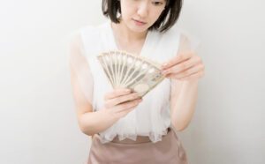 キャバ嬢の給料っていくら？年収・時給や給料システムを解説！