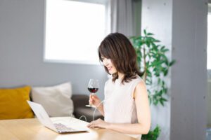 オンラインキャバクラとは?メリットや働く方法・流れなどを解説